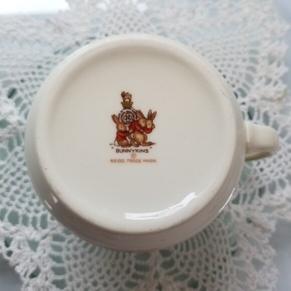 Royal Doulton Bunnykins cup Bunnies Knitting/Unravelling Yarn made in England - Picture 10 of 11